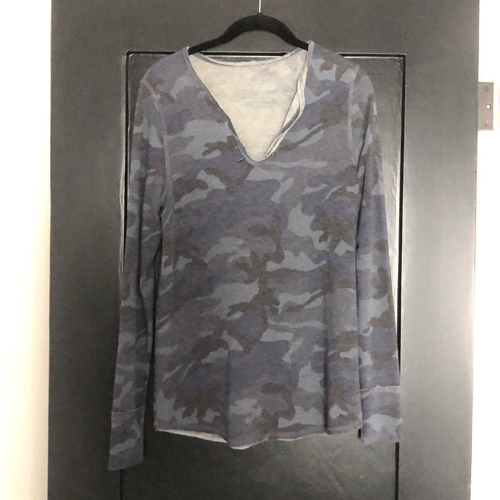 NWOT Super Soft Olivia Graye Long Sleeve Camo Print Henley Shirt Sz M